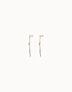 Pendientes largos bañados en oro de 18k con el icónico clavo de UNOde50