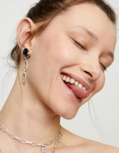 Pendientes largos bañados en plata con cristal facetado negro y eslabones