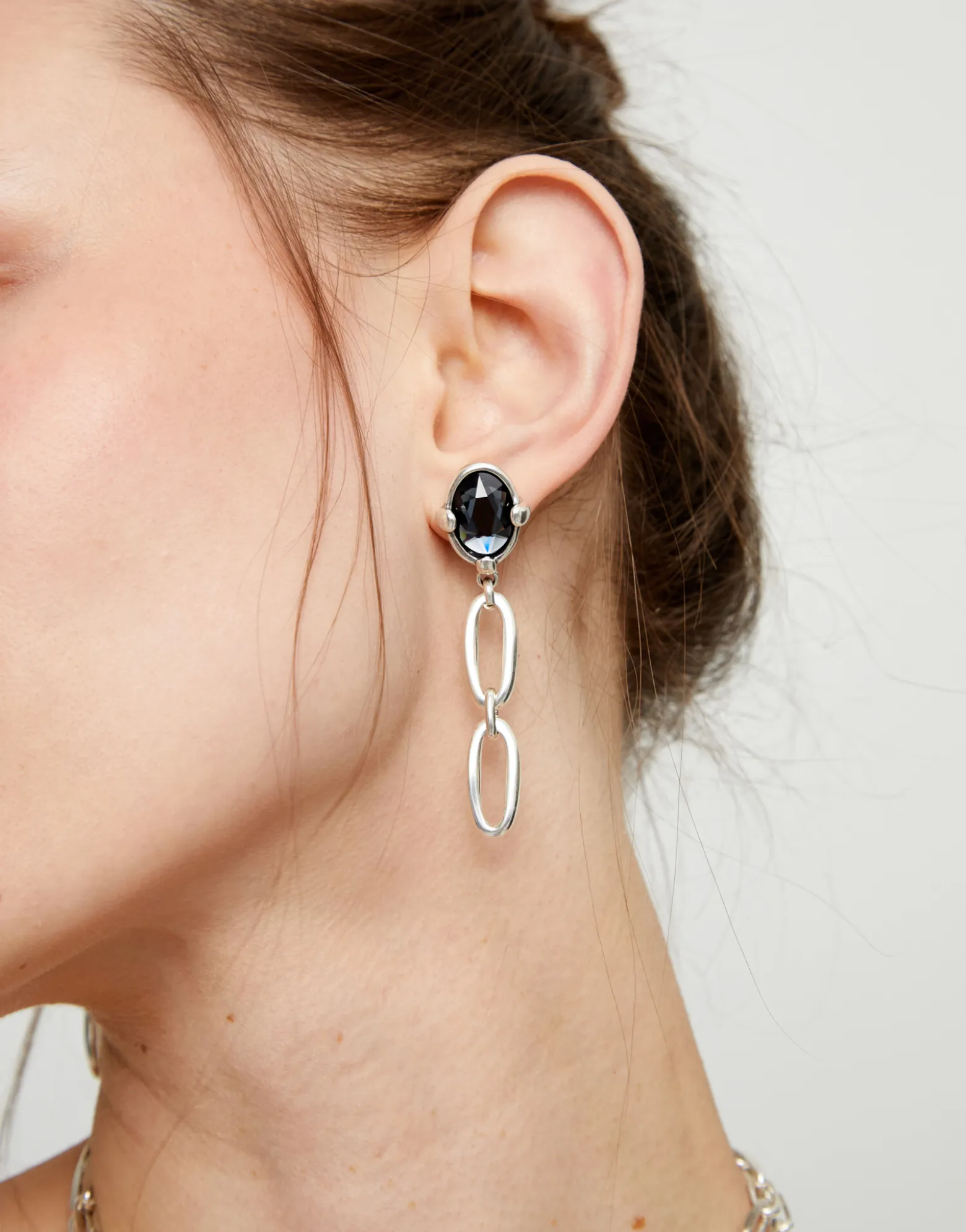 Pendientes largos bañados en plata con cristal facetado negro y eslabones