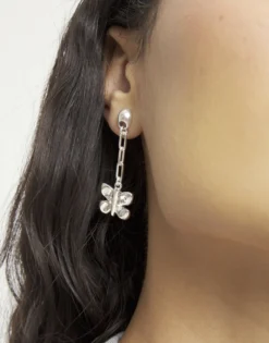 Pendientes largos bañados en plata de ley con adorno en forma de mariposa