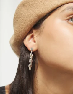 Pendientes largos con corazones encadenados bañados en plata de ley