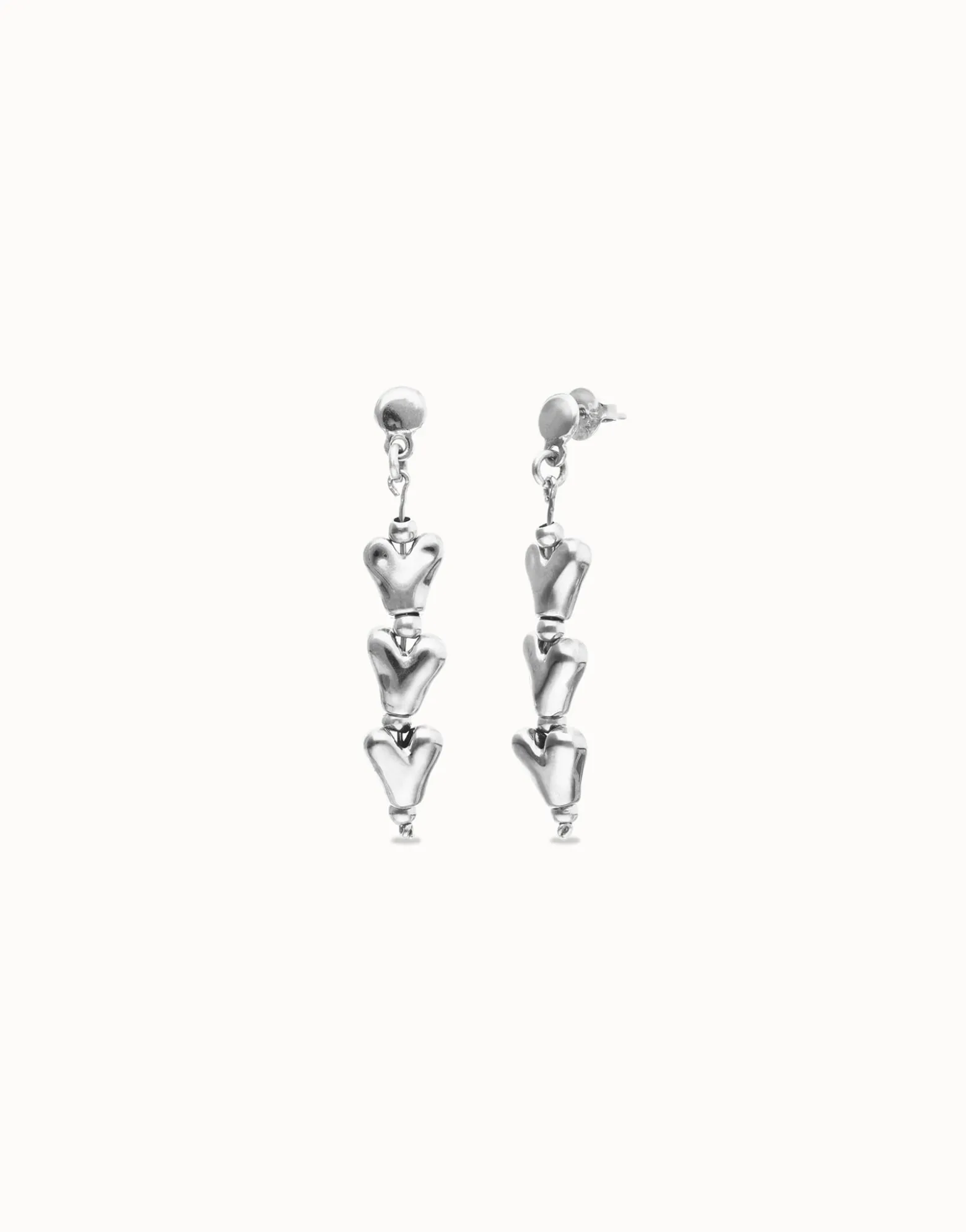 Pendientes largos con corazones encadenados bañados en plata de ley