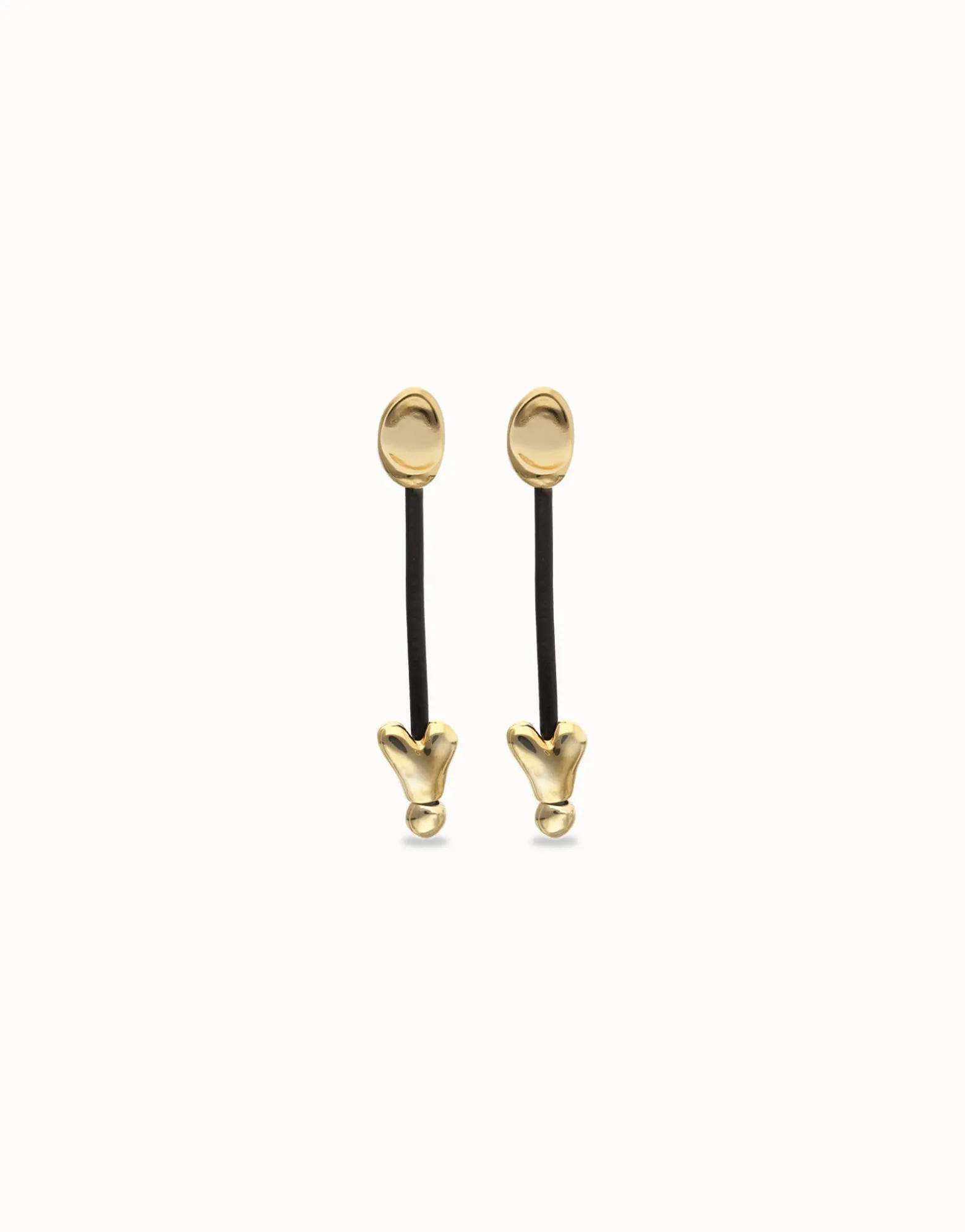 Pendientes largos con cuero y corazones bañados en oro 18k