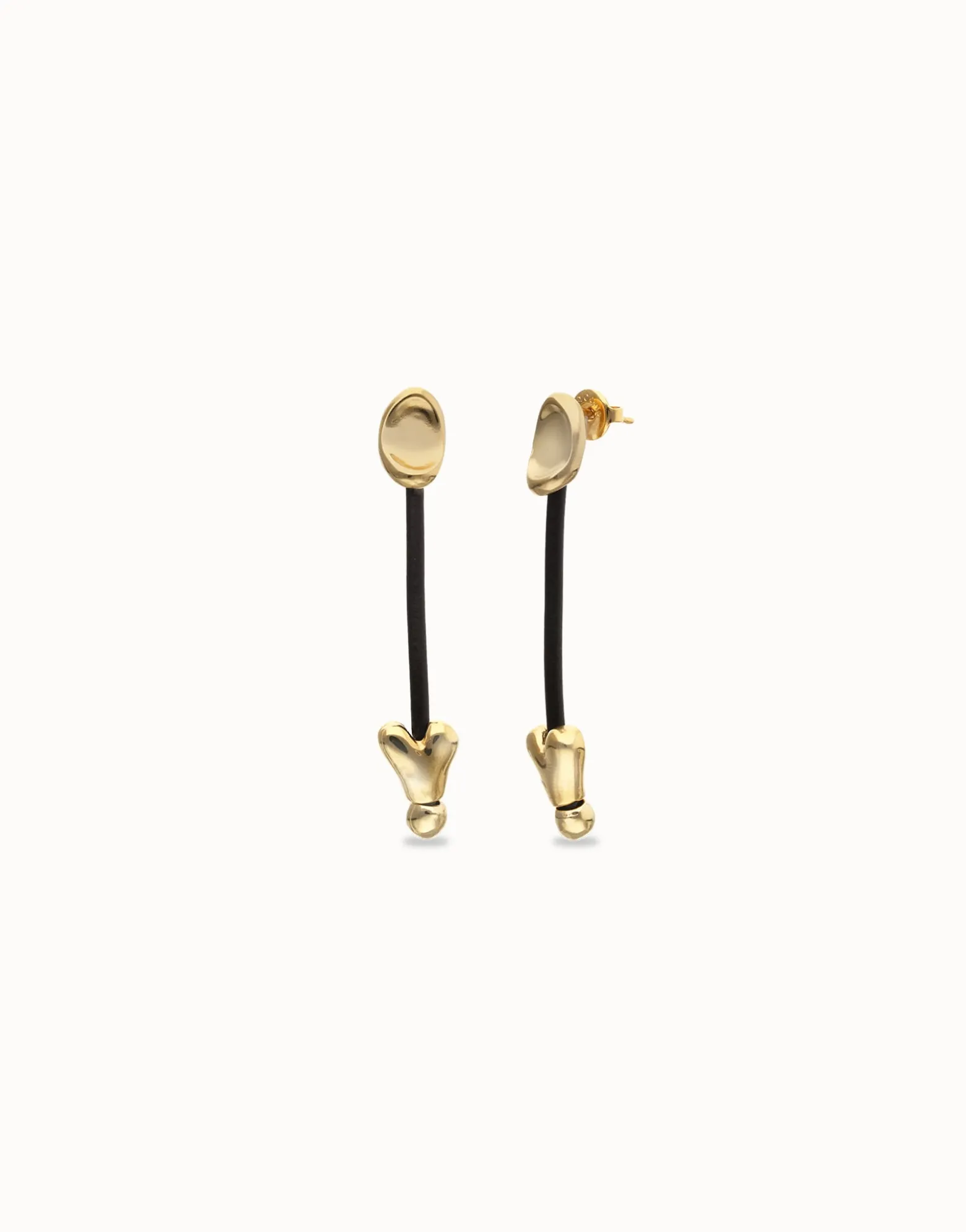 Pendientes largos con cuero y corazones bañados en oro 18k