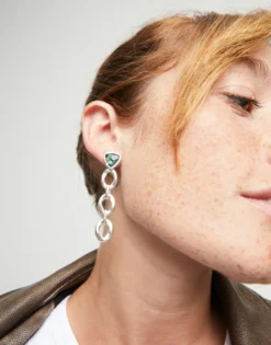 Pendientes largos con eslabones y cristal verde triangular
