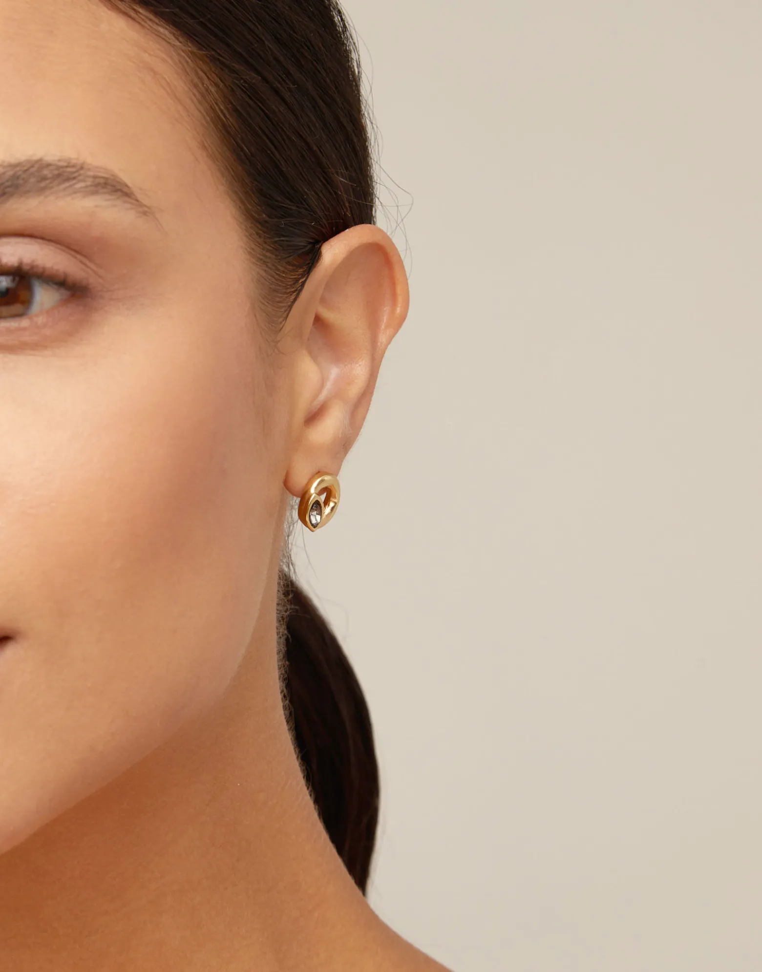 Pendientes stud de oro con forma de óvalo y cristal color gris claro