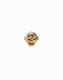 Piercing bañado en oro con forma de calavera