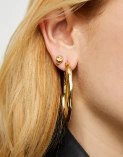 Piercing bañado en oro con forma de calavera