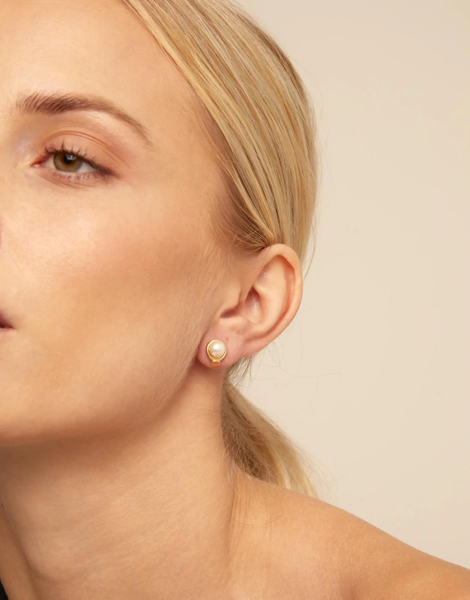 Piercing bañado en oro de 18k de círculo clavado y perla