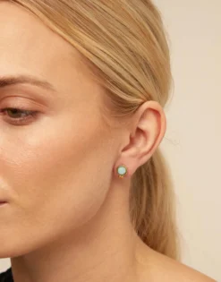 Piercing bañado en oro de 18k y un cristal azul
