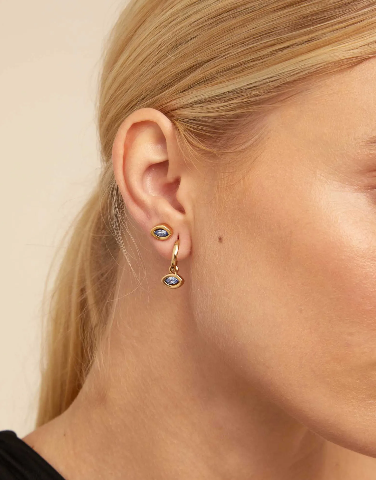 Piercing bañado en oro de 18k y un cristal azul