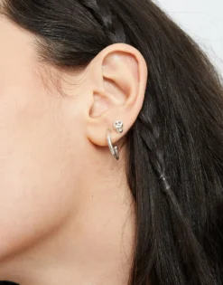 Piercing bañado en plata con forma de calavera