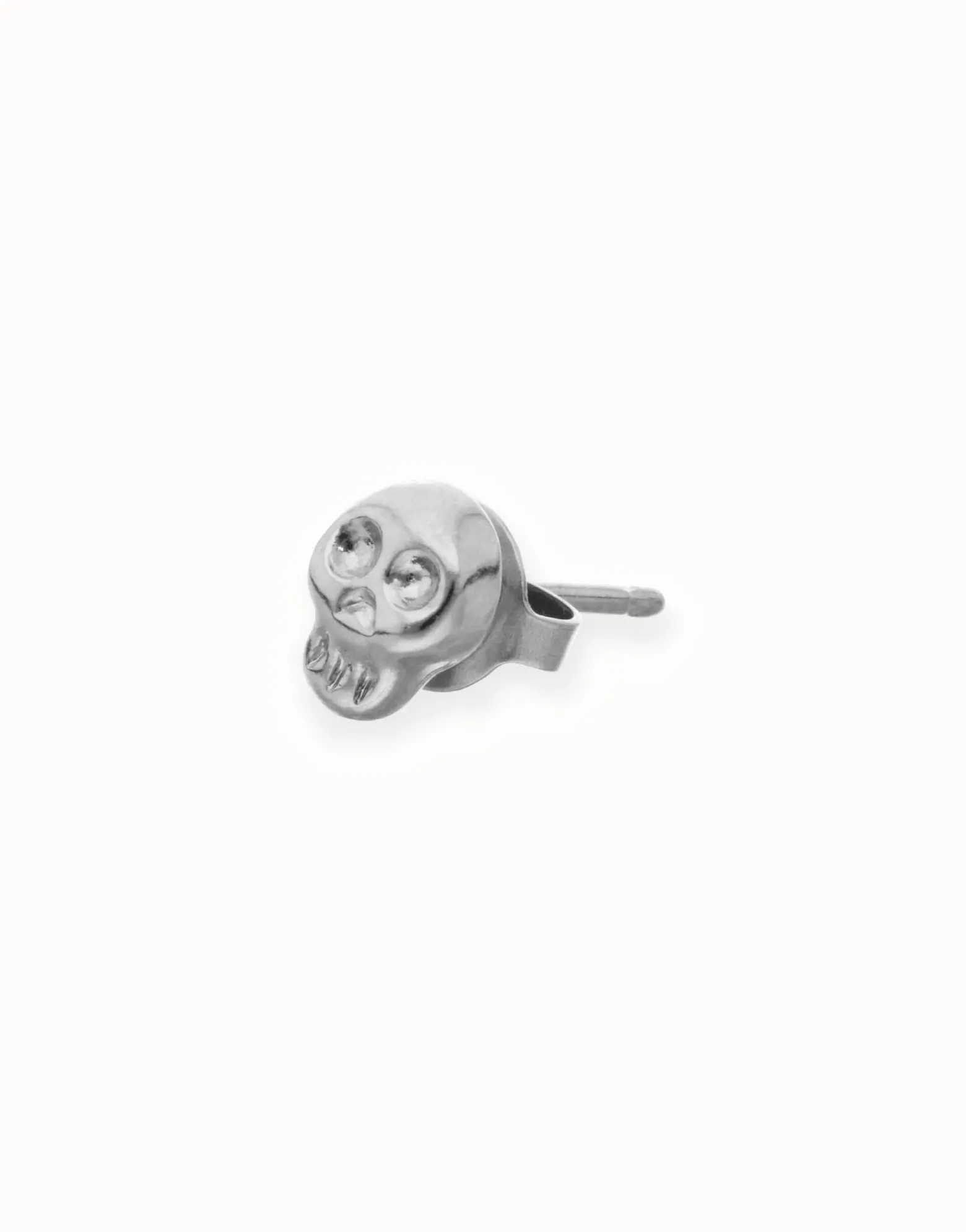 Piercing bañado en plata con forma de calavera