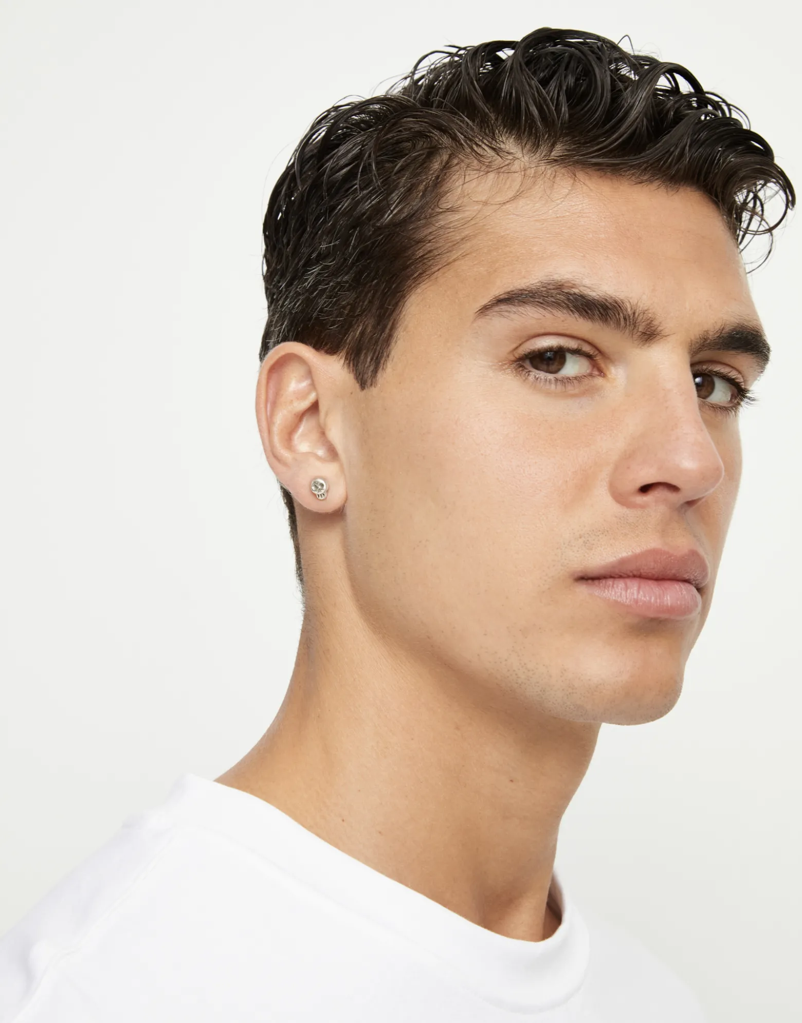 Piercing bañado en plata con forma de calavera