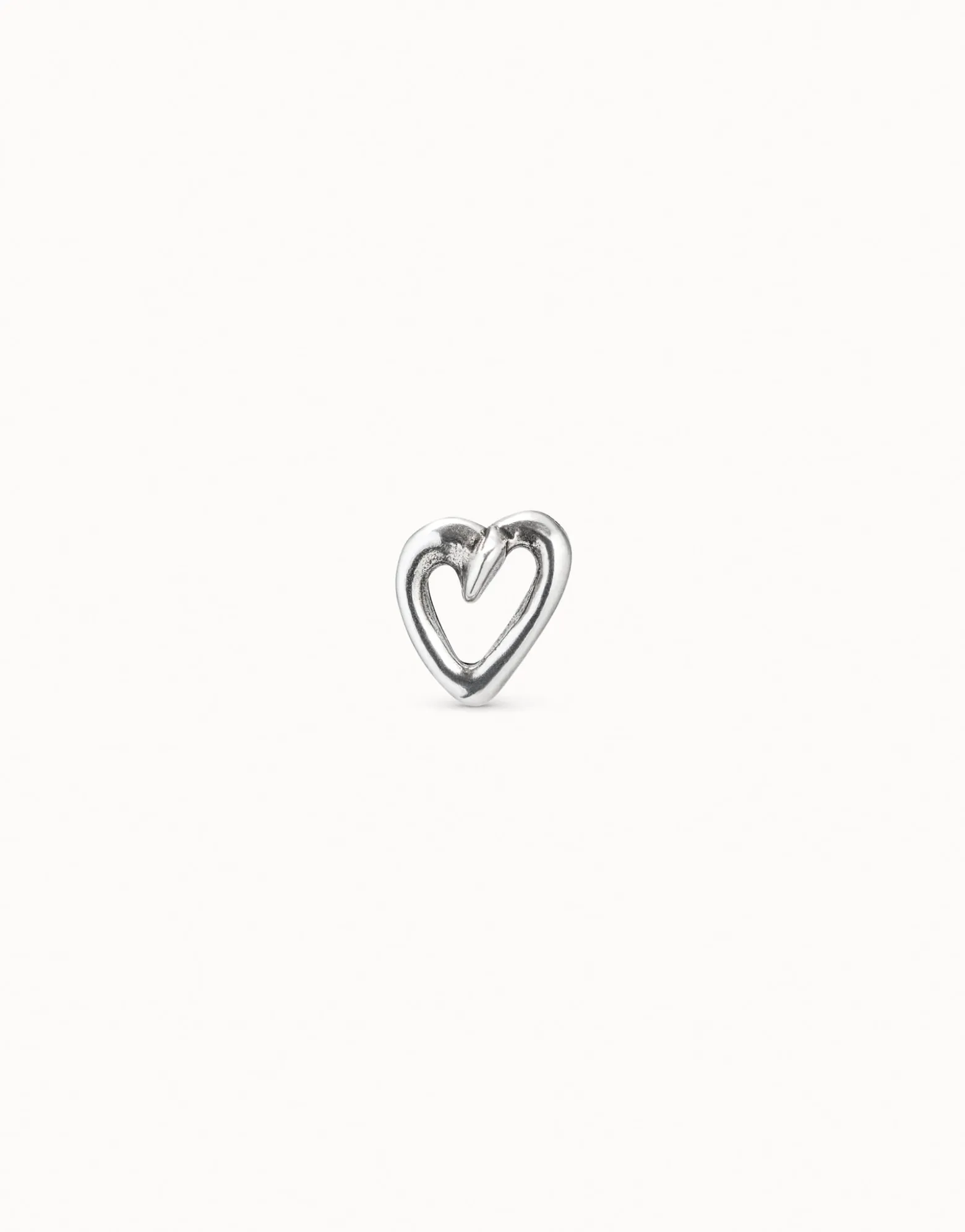 Piercing bañado en plata de ley de ''corazón clavado''