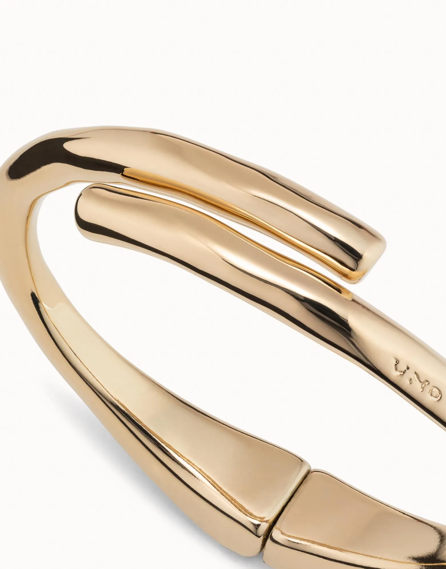 Pulsera bañada en oro de 18k con forma de túbulo y muelle oculto