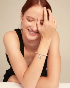 Pulsera bañada en plata de ley con bolas y charm de corazón