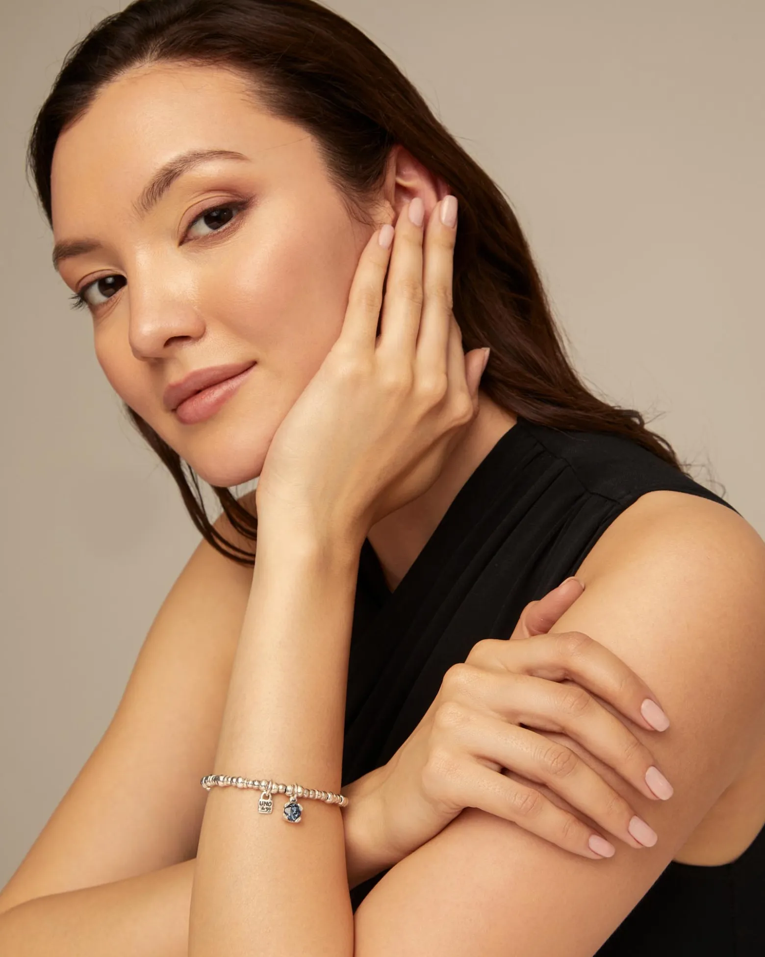 Pulsera bañada en plata de ley con perla y cristal azul.