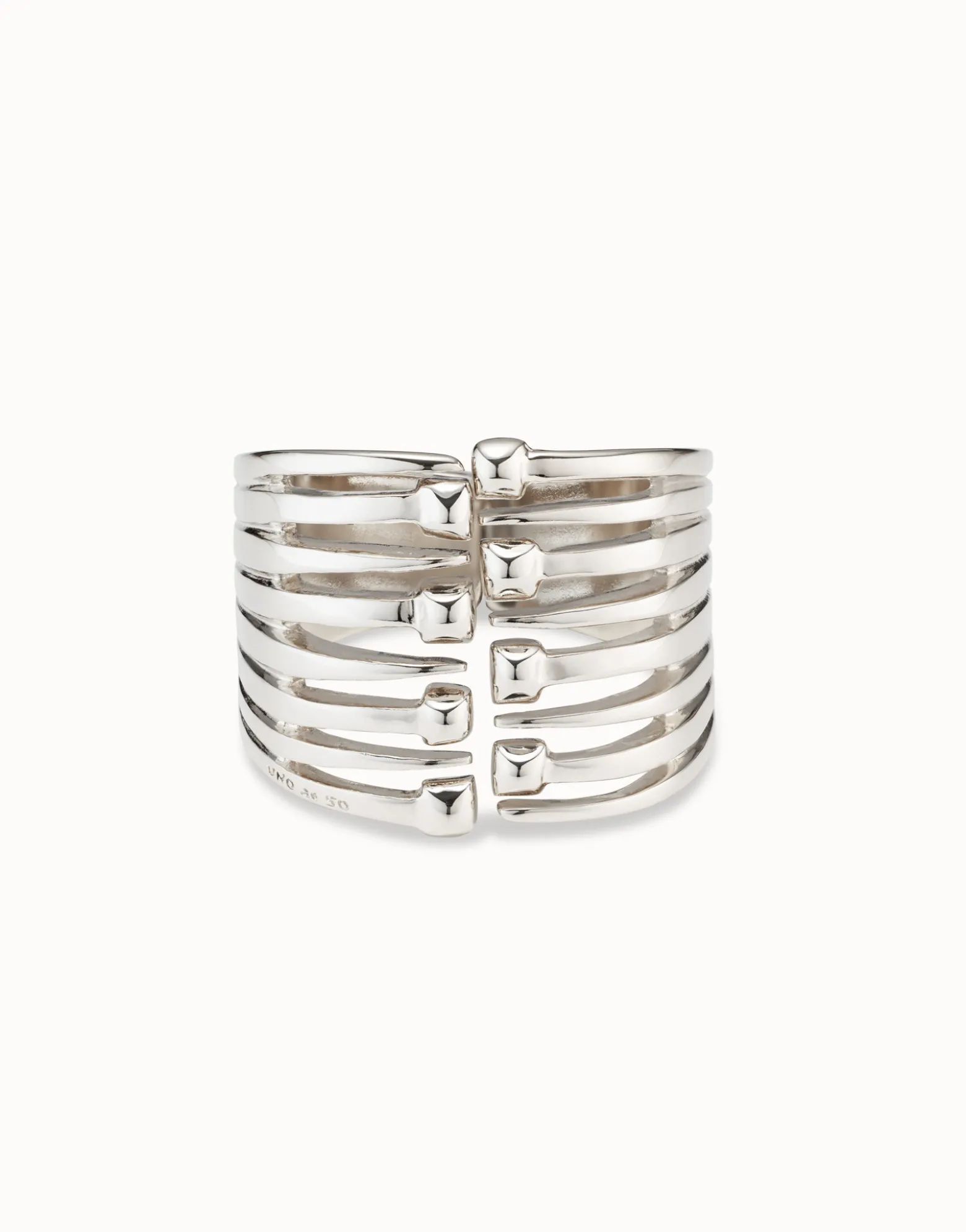 Pulsera bañada en plata de ley con múltiples cabezas de clavo