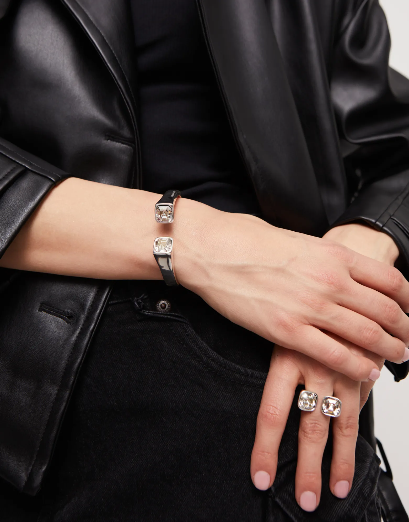 Pulsera bañada en plata de ley con cristal blanco