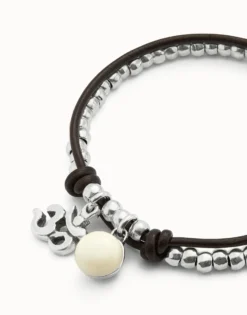 Pulsera bañadas en plata de ley con cuero y cristal de murano marfil
