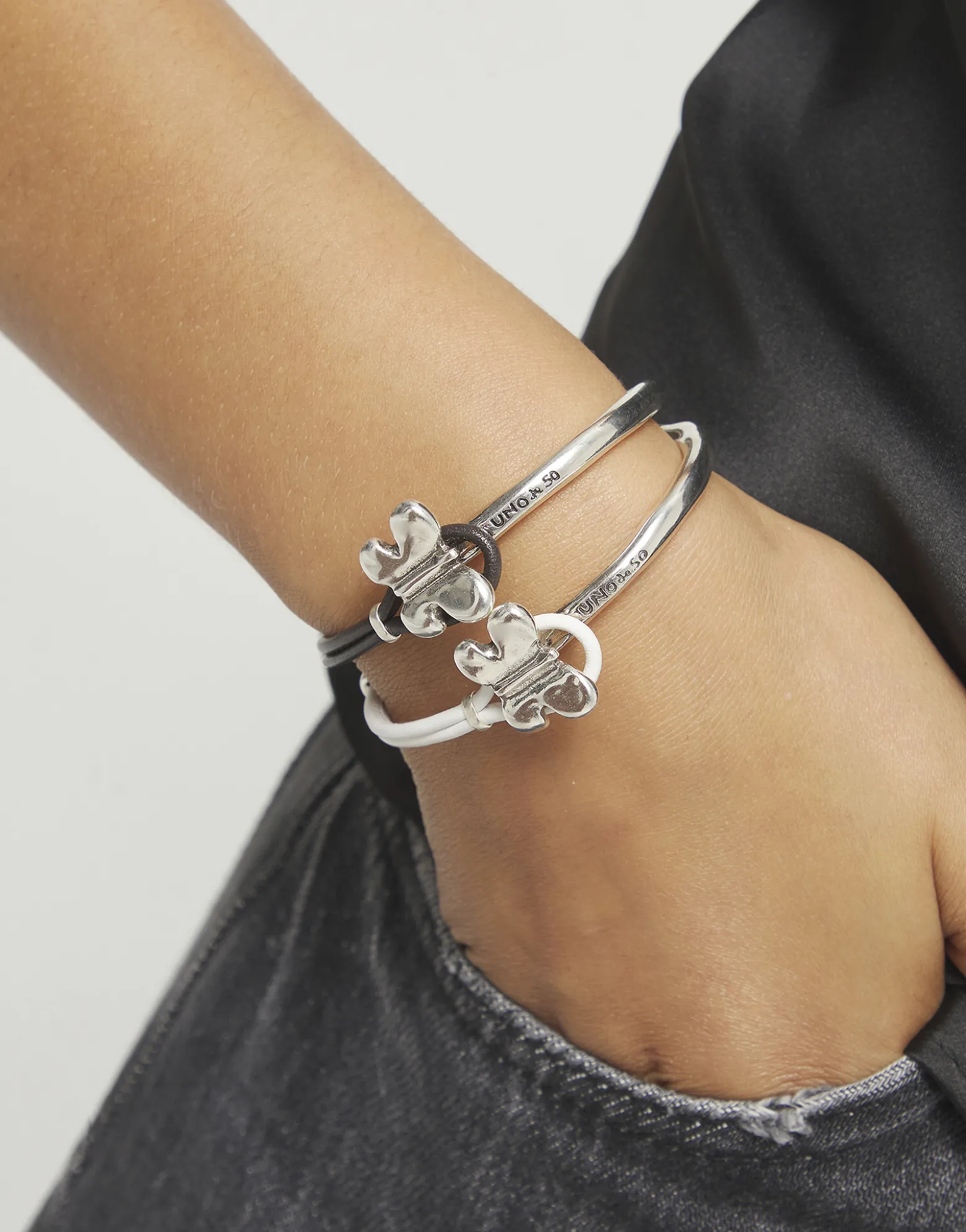 Pulsera combinada en cuero blanco y plata de ley con adorno de mariposa
