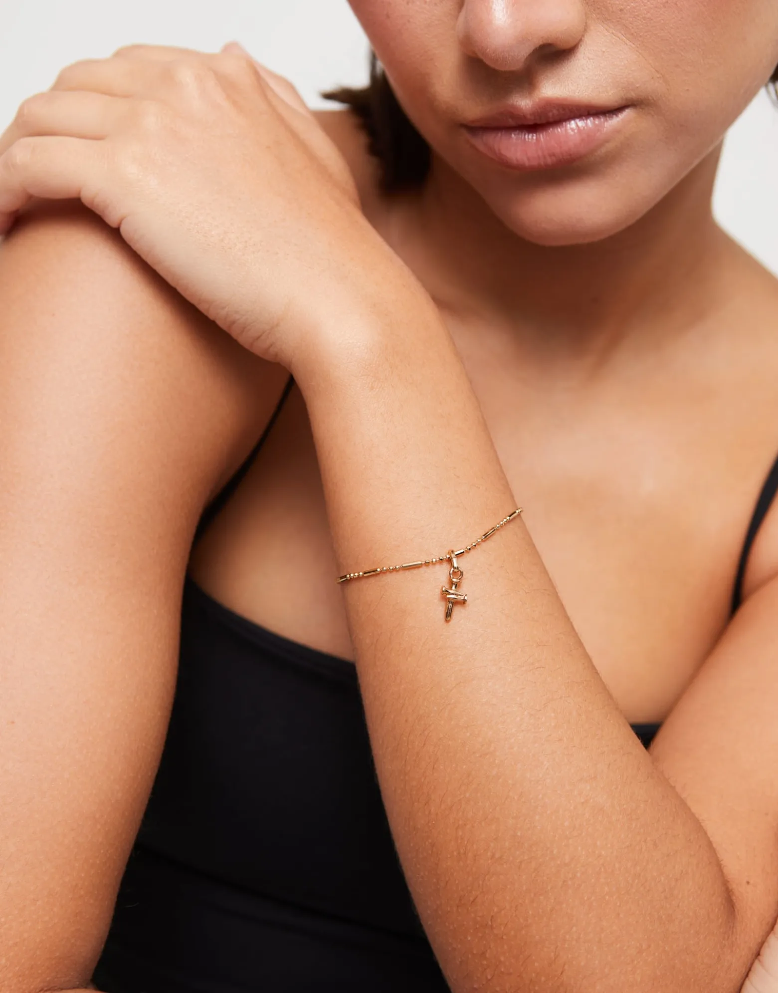Pulsera con bolas y piezas alargadas bañada en oro 18k