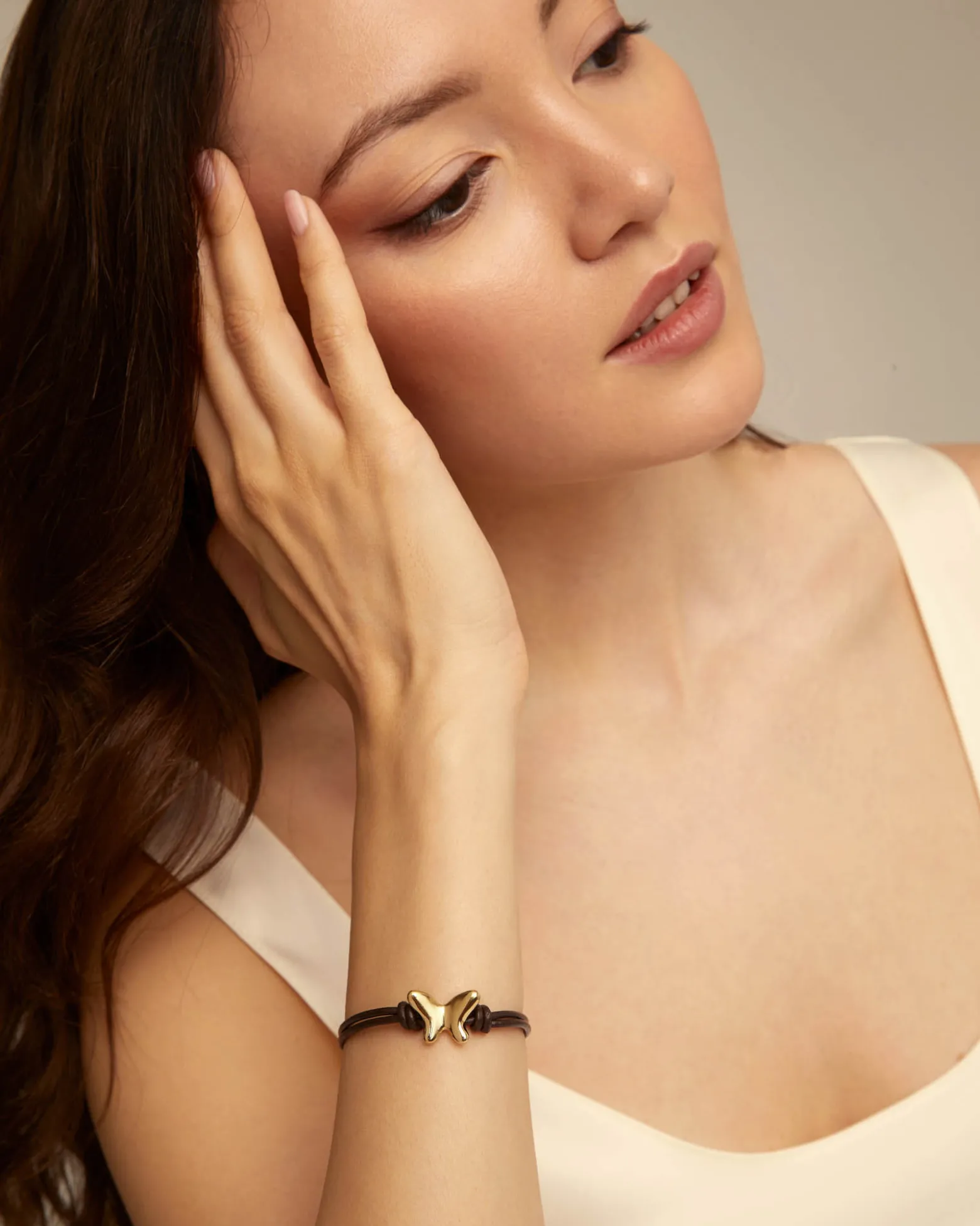 Pulsera con tiras de cuero bañada en oro 18K