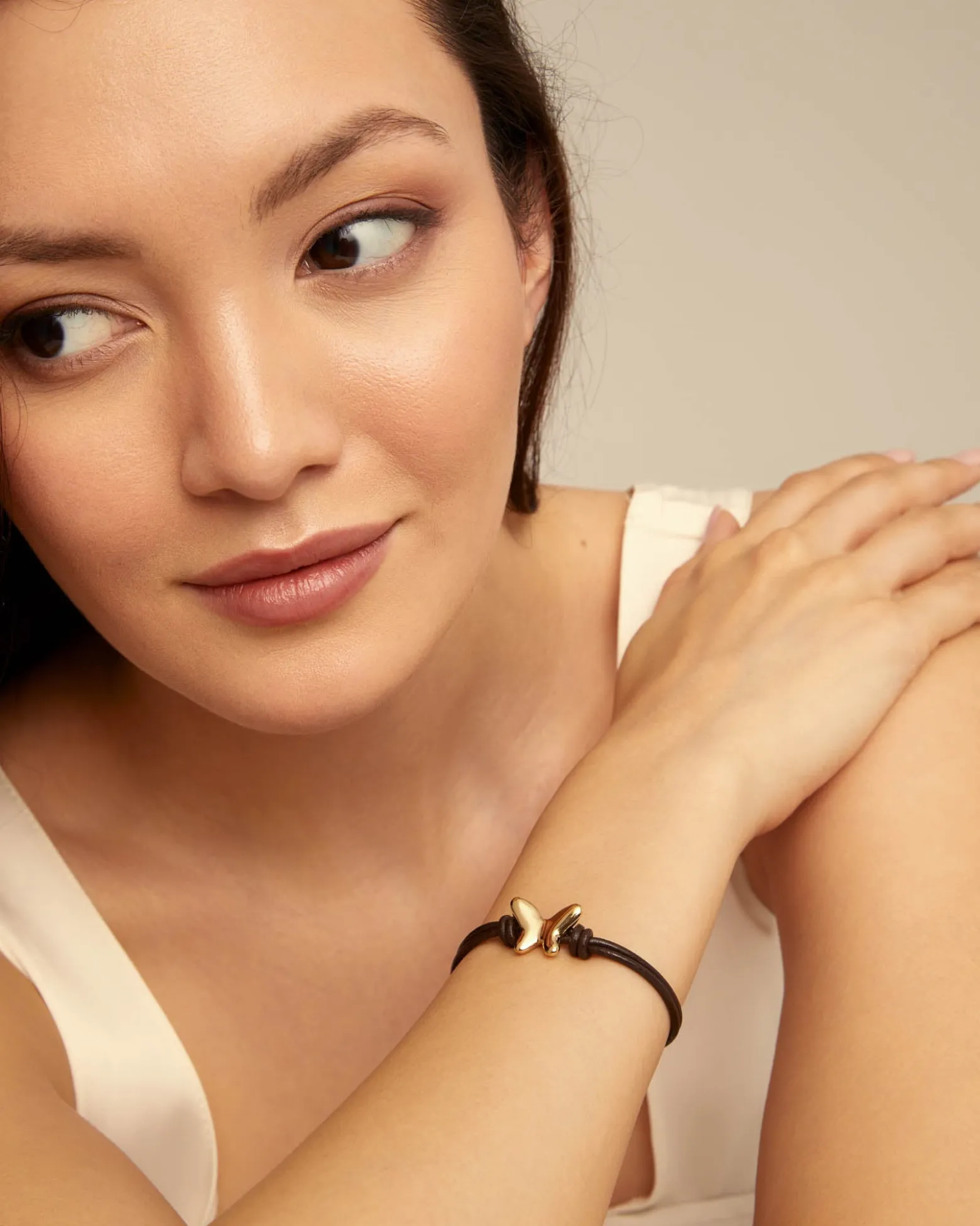 Pulsera con tiras de cuero bañada en oro 18K