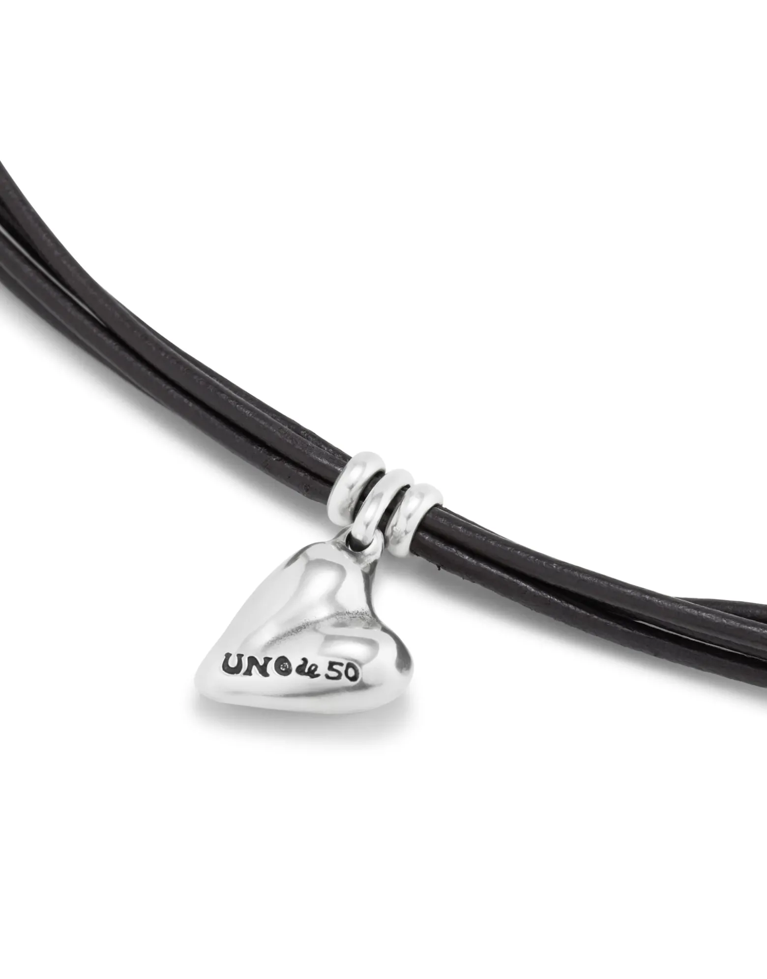 Pulsera con 4 tiras de cuero con cierre botón y charm de corazón bañado en plata de ley