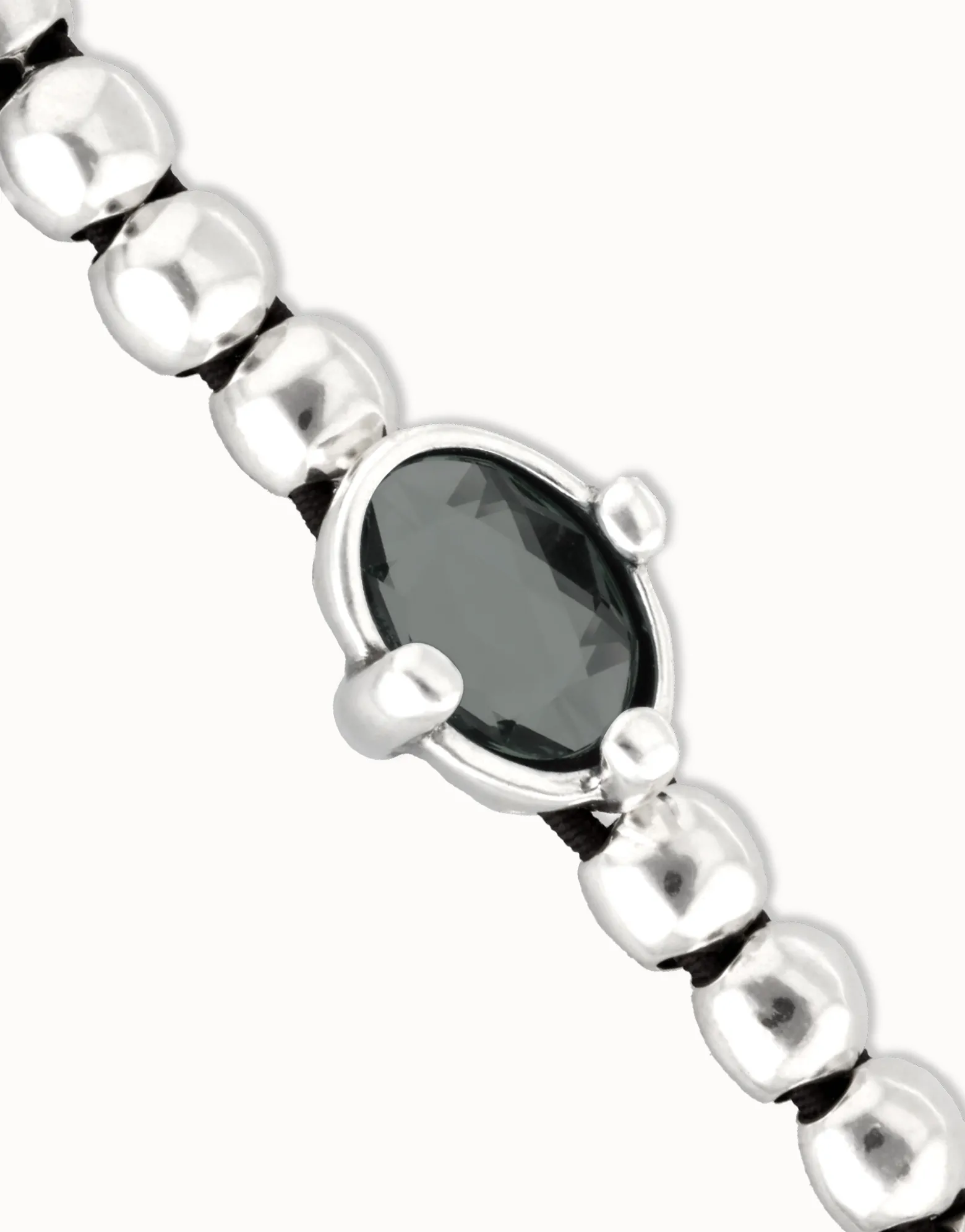 Pulsera de bolas bañada en plata con cristal facetado ovalado negro