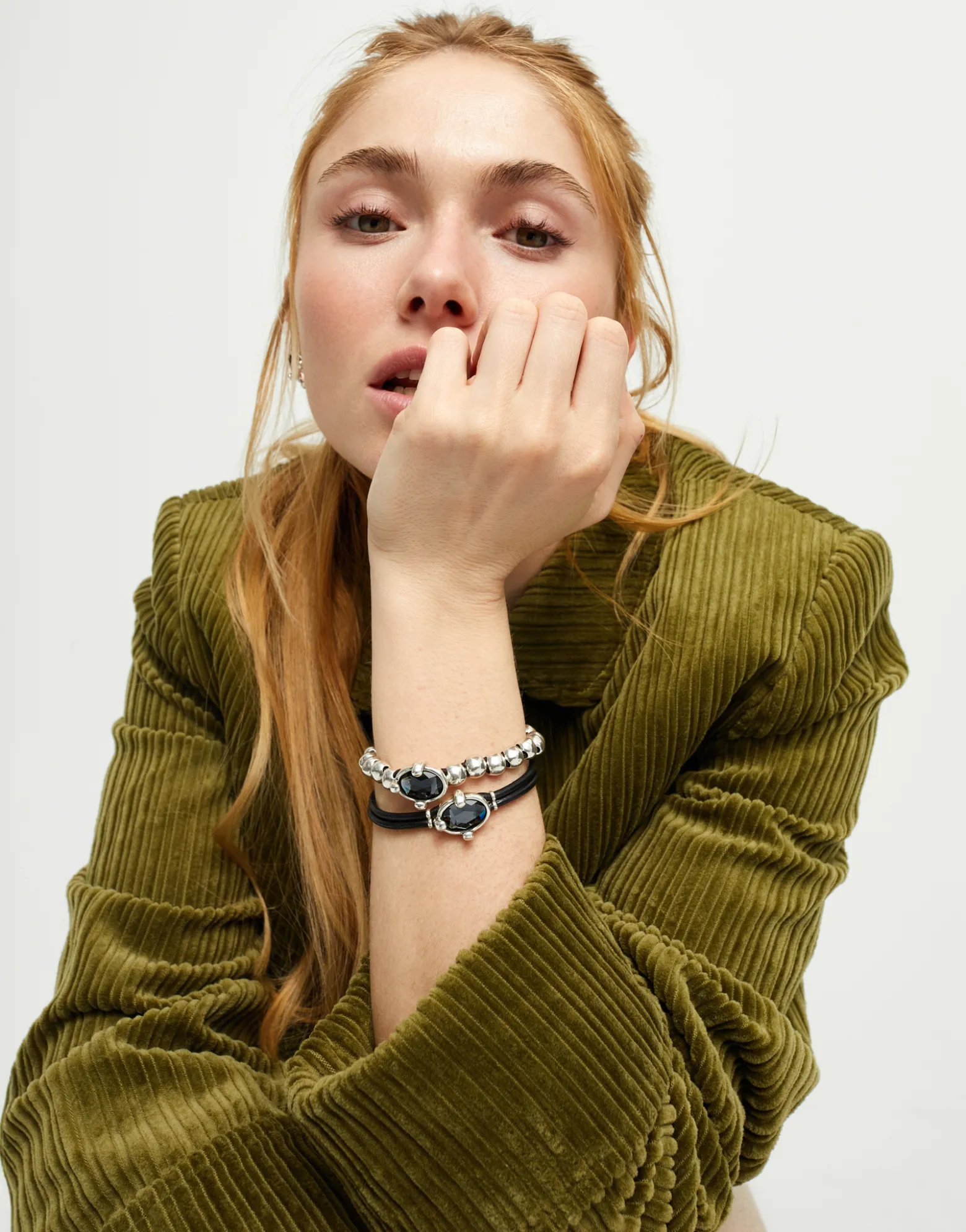 Pulsera de bolas bañada en plata con cristal facetado ovalado negro