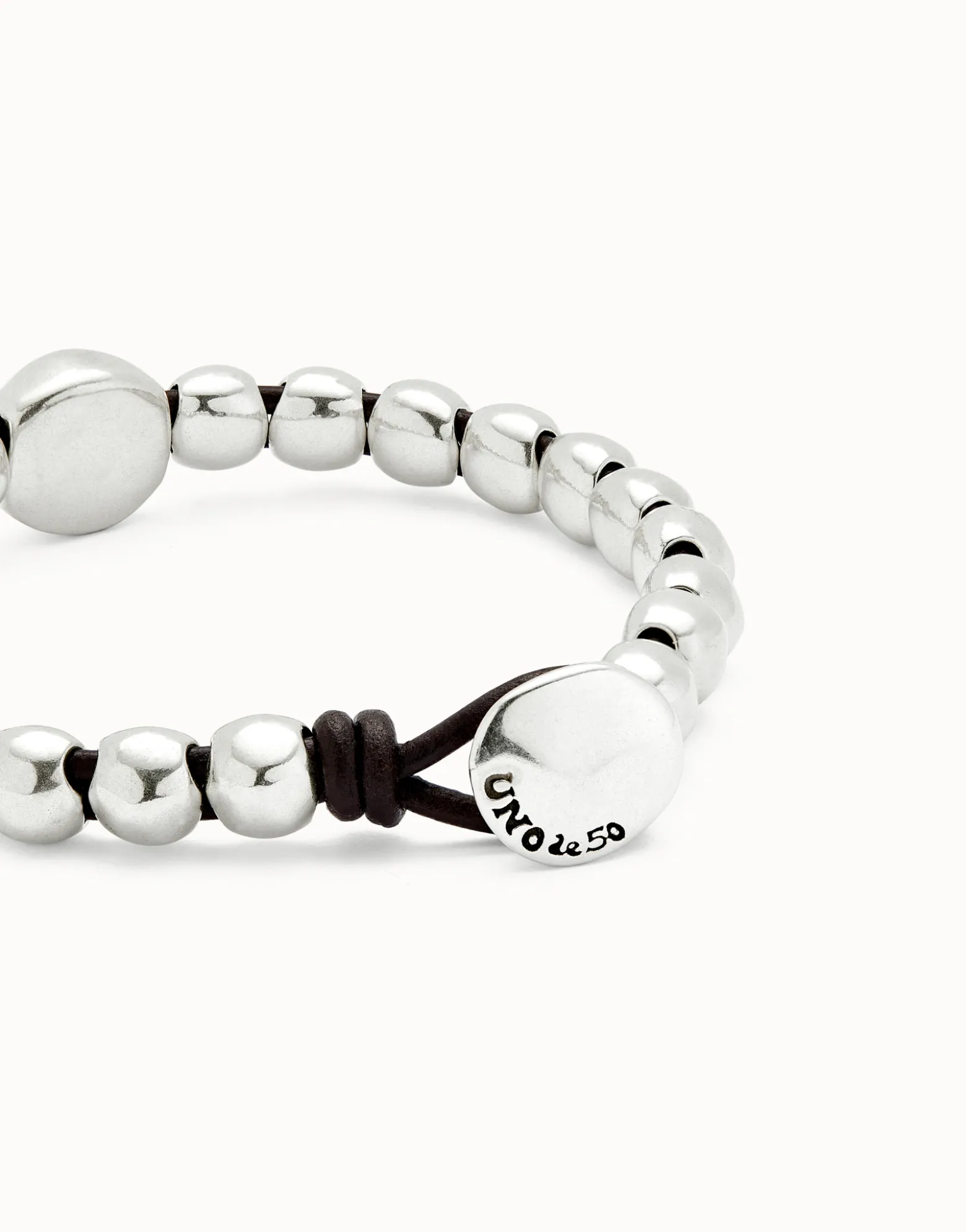 Pulsera de bolas bañadas en plata de ley y bola central de mayor tamaño