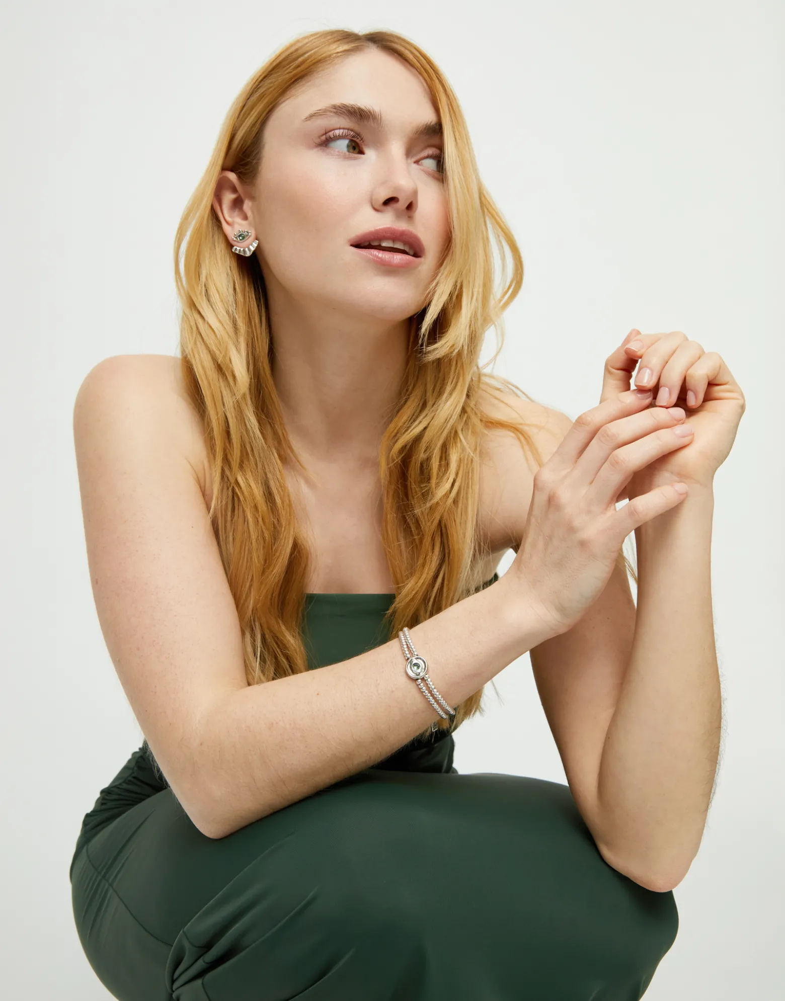 Pulsera de bolas doble bañada en plata de ley con detalle de ojo y cristal verde