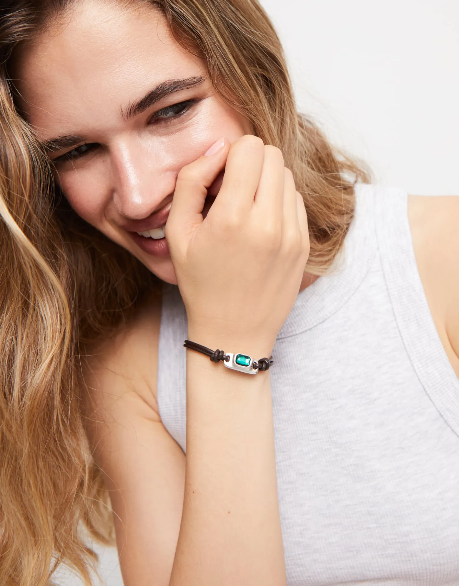 Pulsera de cuero bañada en plata de ley con cristal verde