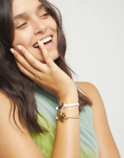 Pulsera de cuero blanco con detalle de corazón bañado en plata de ley