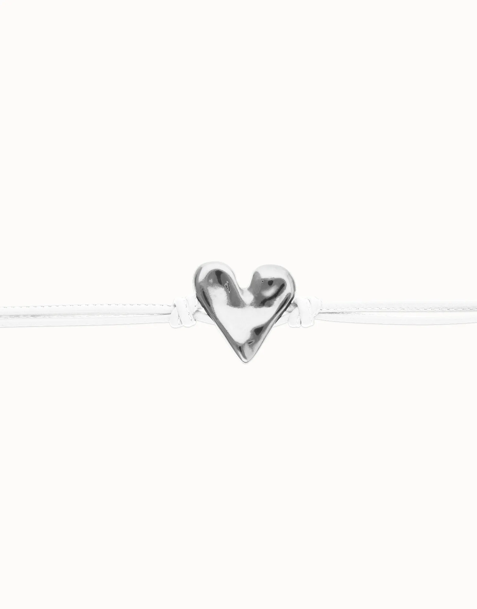 Pulsera de cuero blanco con detalle de corazón bañado en plata de ley