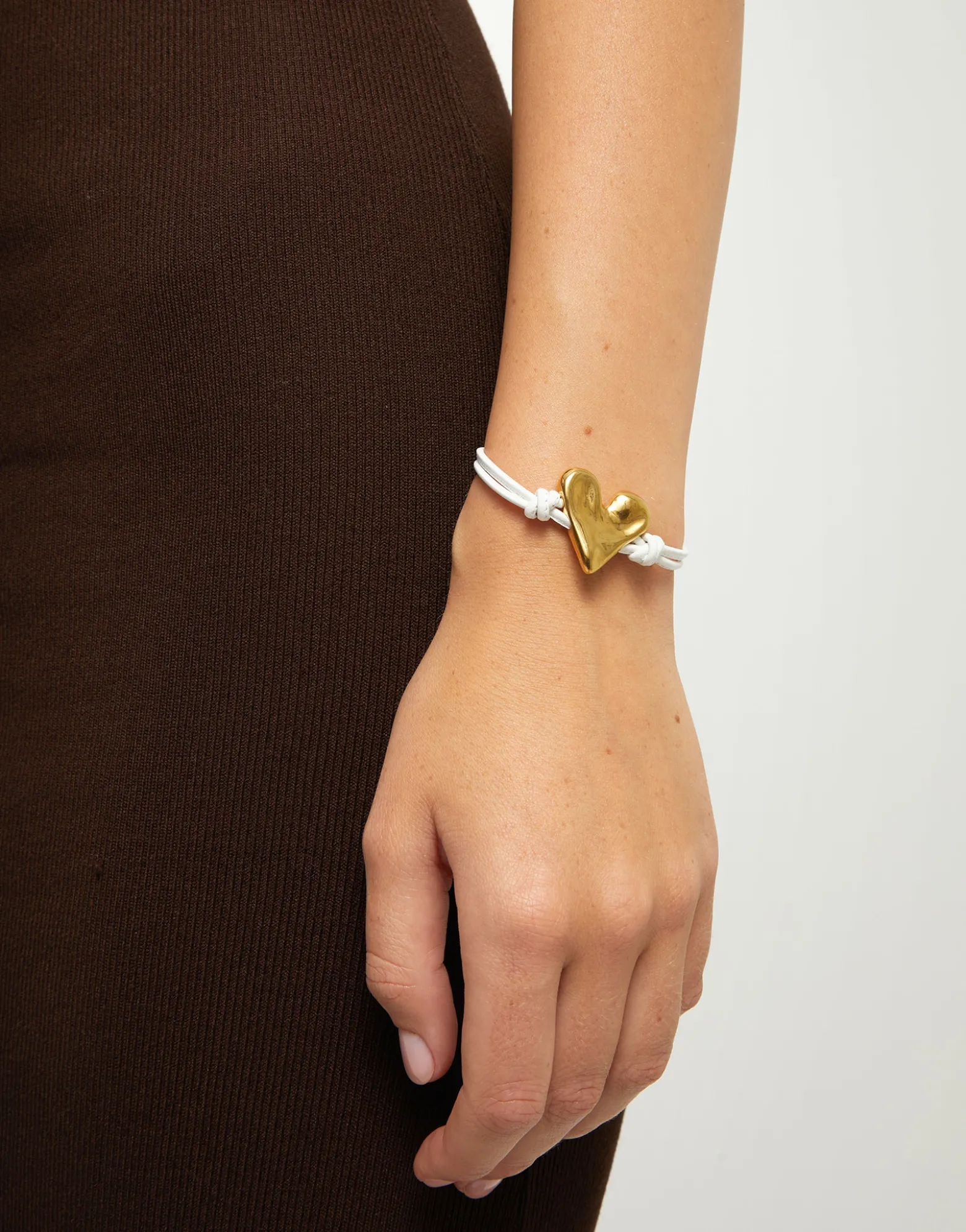 Pulsera de cuero blanco con detalle de corazón bañado en oro 18k