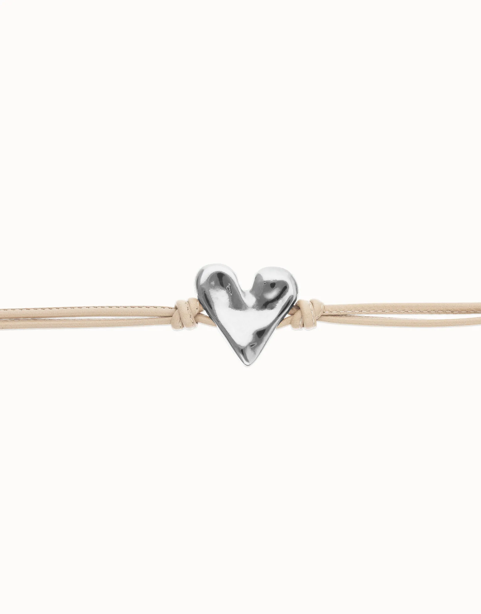 Pulsera de cuero camel con detalle de corazón bañado en plata de ley