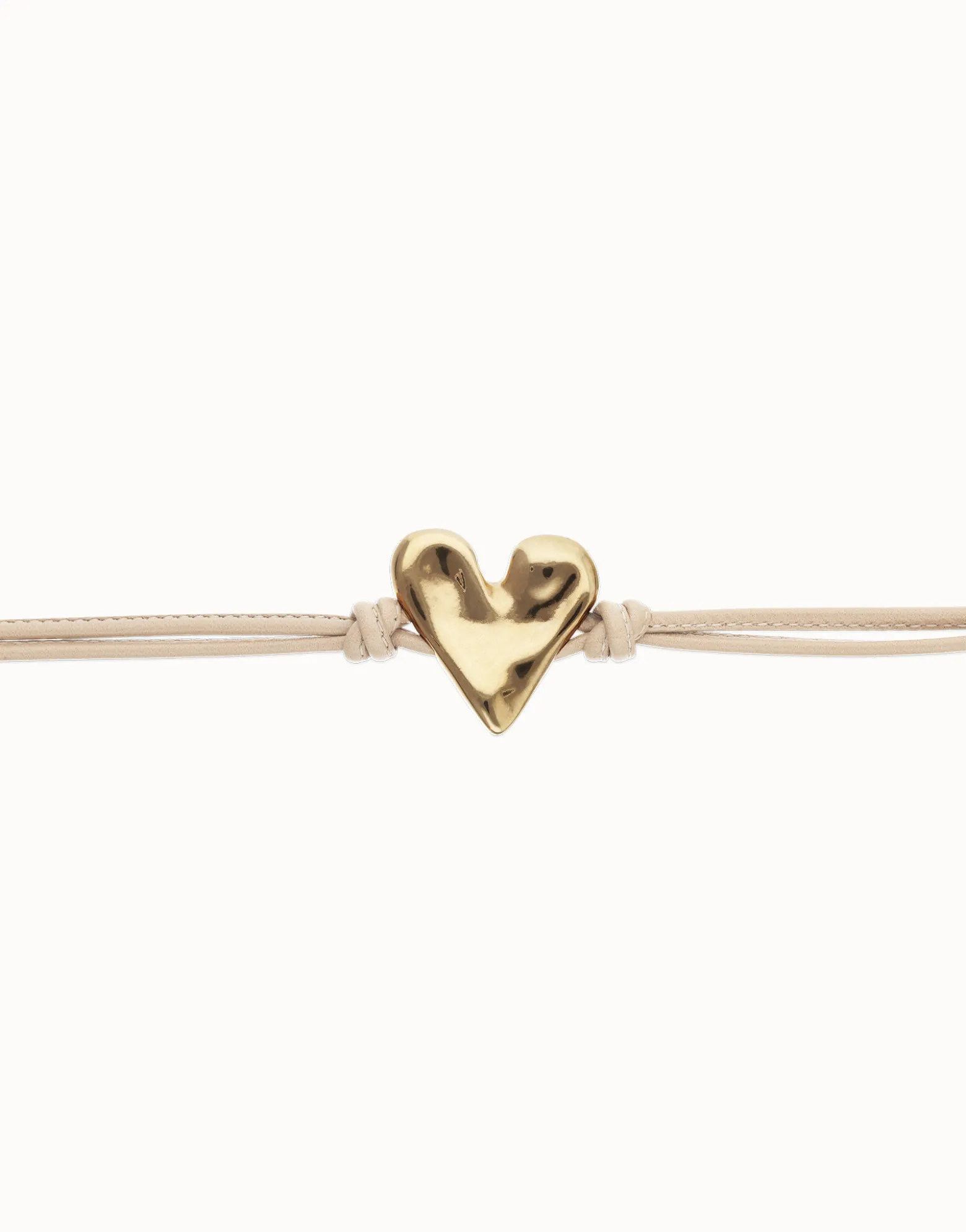 Pulsera de cuero camel con detalle de corazón bañado en oro 18k