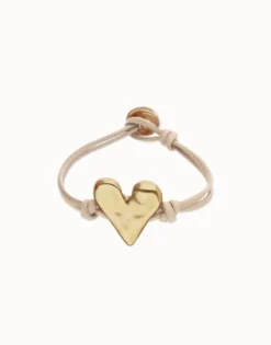 Pulsera de cuero camel con detalle de corazón bañado en oro 18k