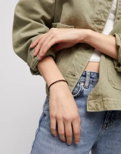 Pulsera de cuero cierre bañado en plata de ley.