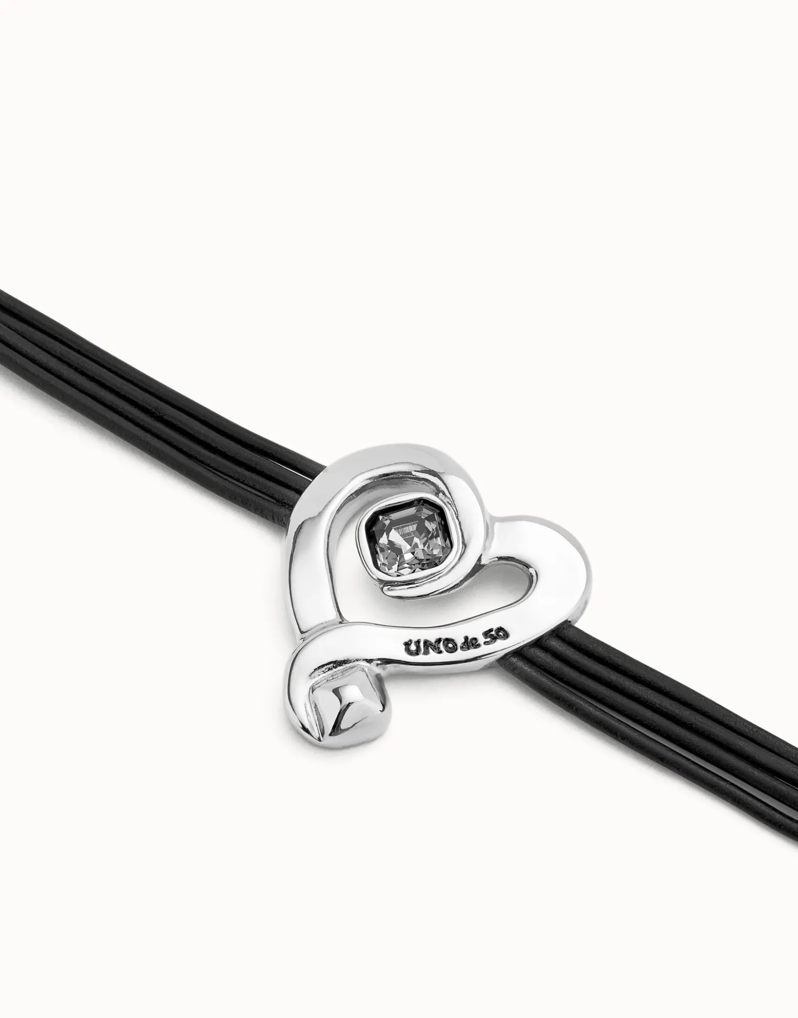 Pulsera de cuero con corazón bañado en plata de ley con cristal negro