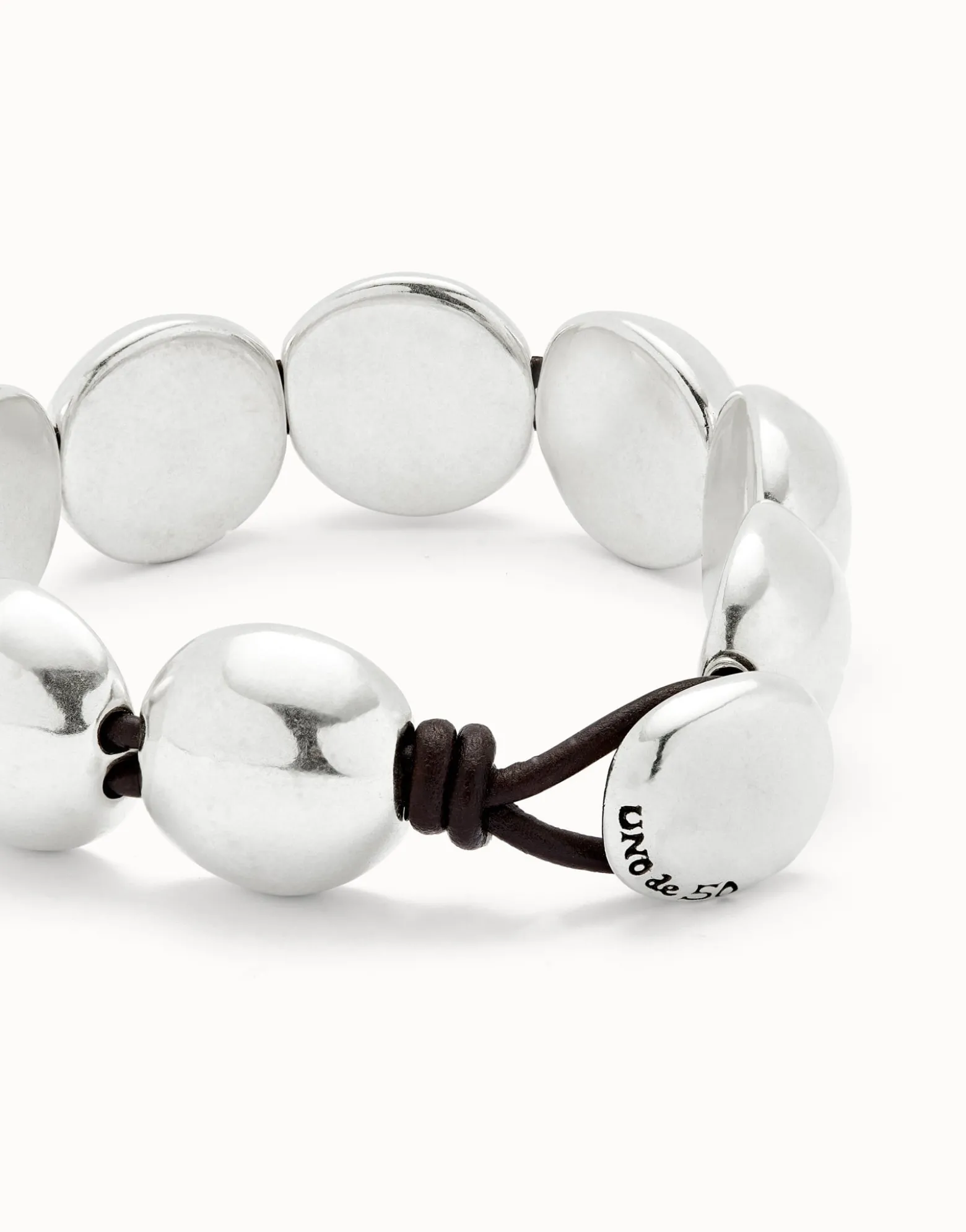 Pulsera de cuero con cuentas grandes redondas bañadas en plata de ley