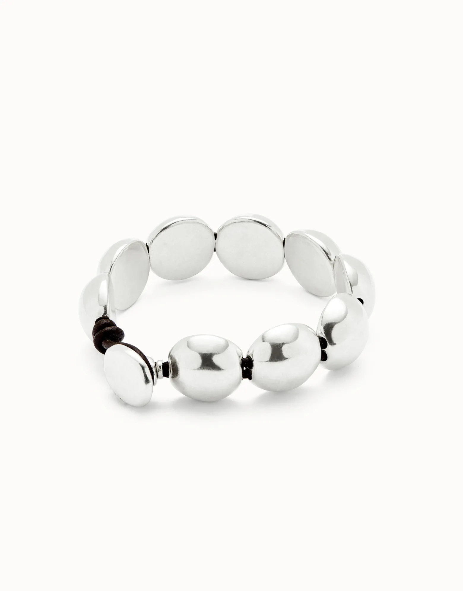 Pulsera de cuero con cuentas grandes redondas bañadas en plata de ley