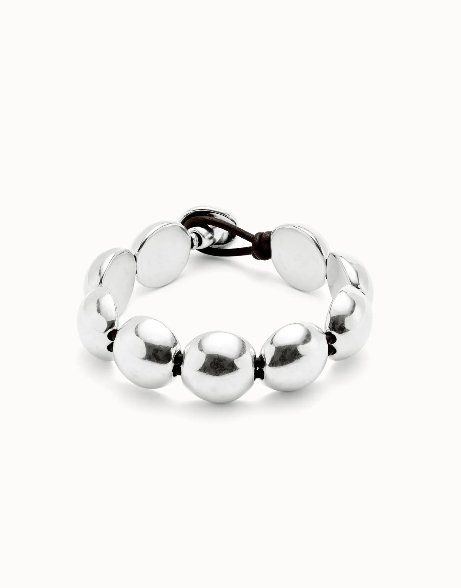 Pulsera de cuero con cuentas grandes redondas bañadas en plata de ley