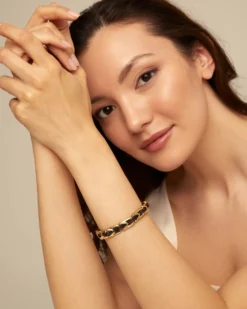 Pulsera de cuero con eslabones bañados en oro de 18k