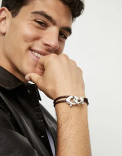 Pulsera de cuero doble negro con mosquetón entrelazado en oro