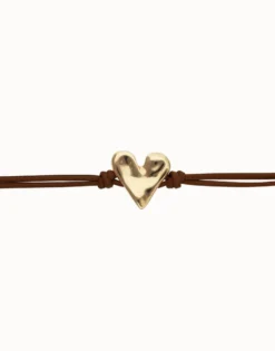 Pulsera de cuero marrón con detalle de corazón bañado en oro 18k