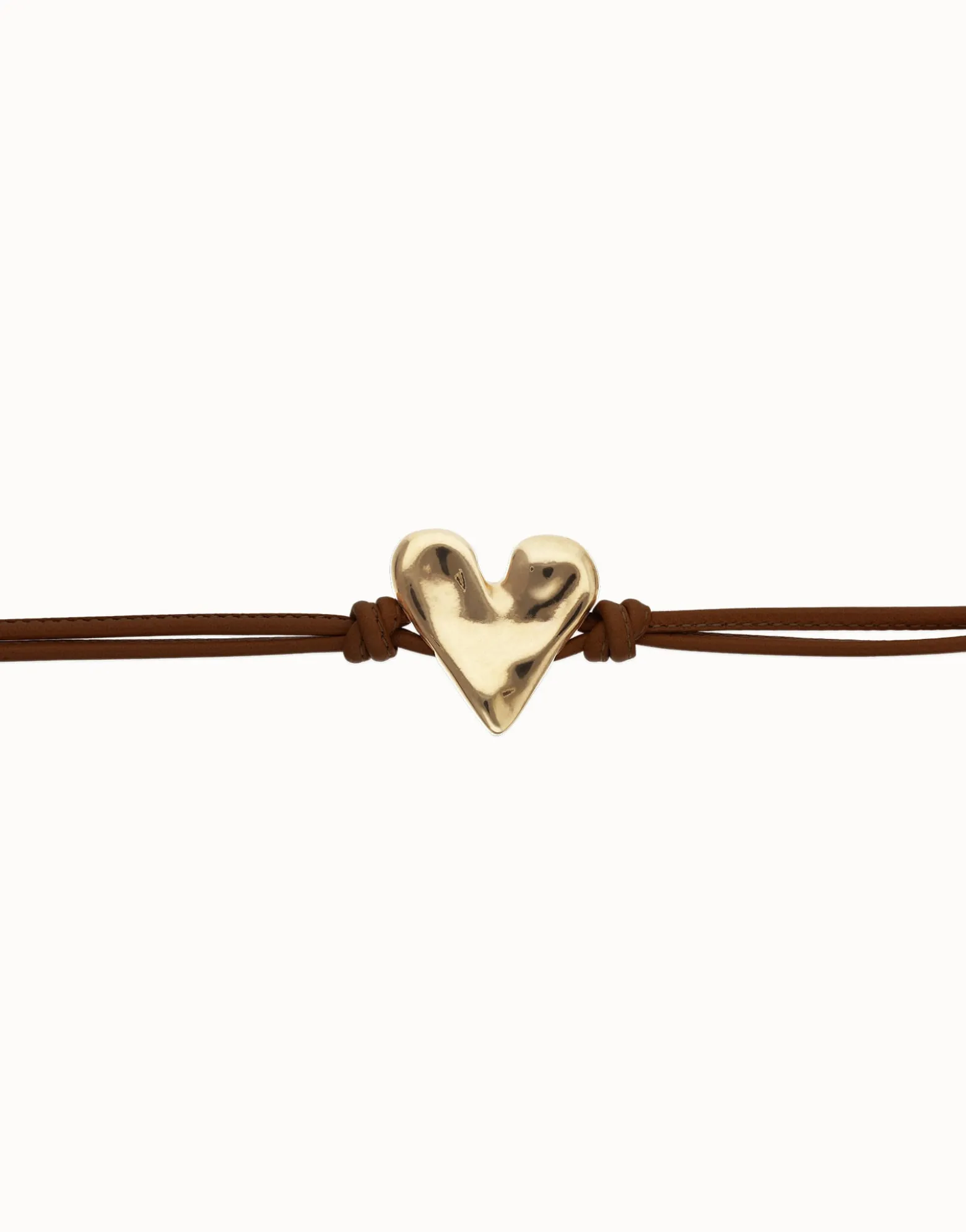 Pulsera de cuero marrón con detalle de corazón bañado en oro 18k